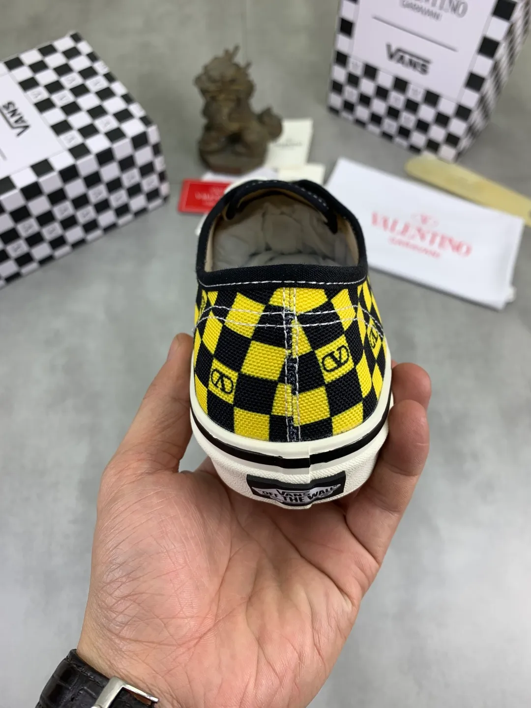 Men's shoes 💰P460 New Valentino❌Wans co-branded Valentino and Vans release new co-branded sneakers, integrating Valentino's Italian high-definition aesthetics and Vans's free and authentic spirit, giving classic shoes a personality that spans the ages. Many stars - Jolin Tsai. Yang Zi. Liu Wen. Ma Baiquan. Choi Soobin. freen. Song Zuer. JJ Lin. zel. Cecilia Cheung. shark. Xin Yunlai...Same style. Female model: 35-42 (41.42 is custom-made and non-refundable) Men's model: 39-46 (45.46 is custom-made and non-refundable)